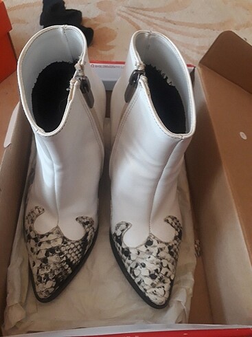 beyaz yilan desenli topuklu ayakkabi bot