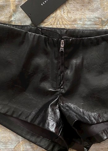 Bershka metalik suni deri şort - Görsel 4