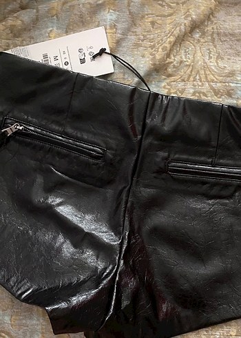 Bershka metalik suni deri şort - Görsel 5