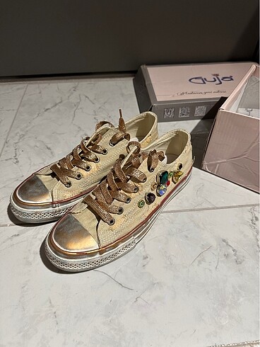 Guja taşlı converse