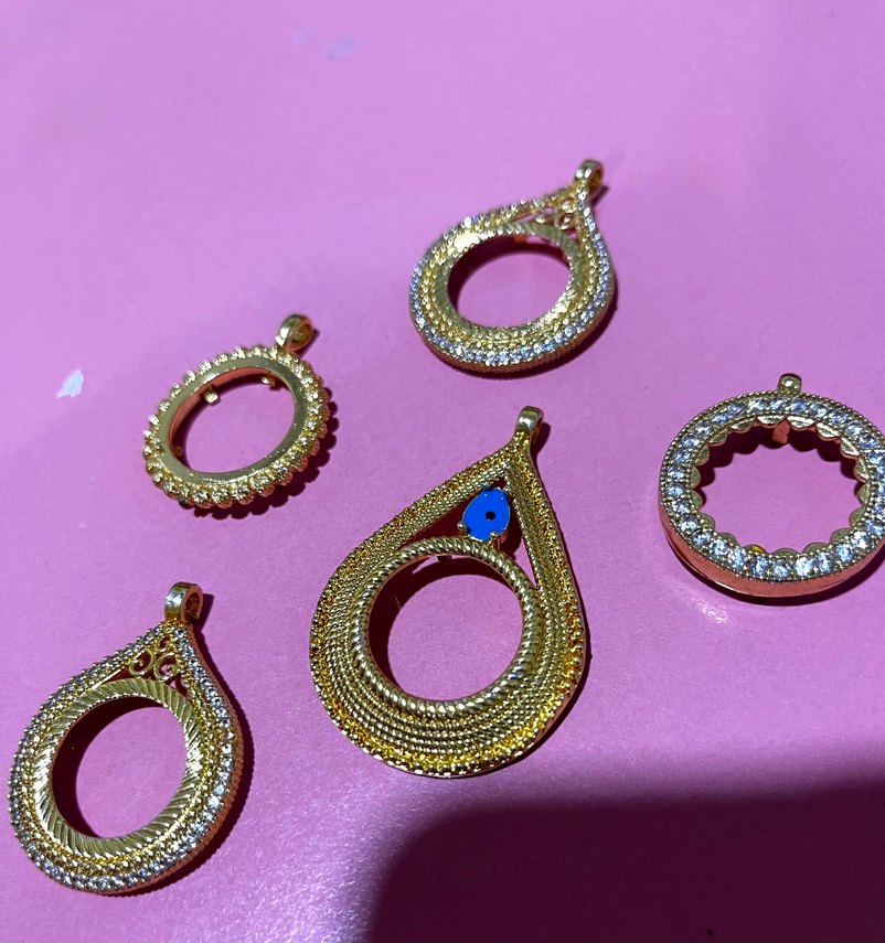 5 li fiyattır. Altın Renkli Payetli Kadın Kolye Uçları - Görsel 3