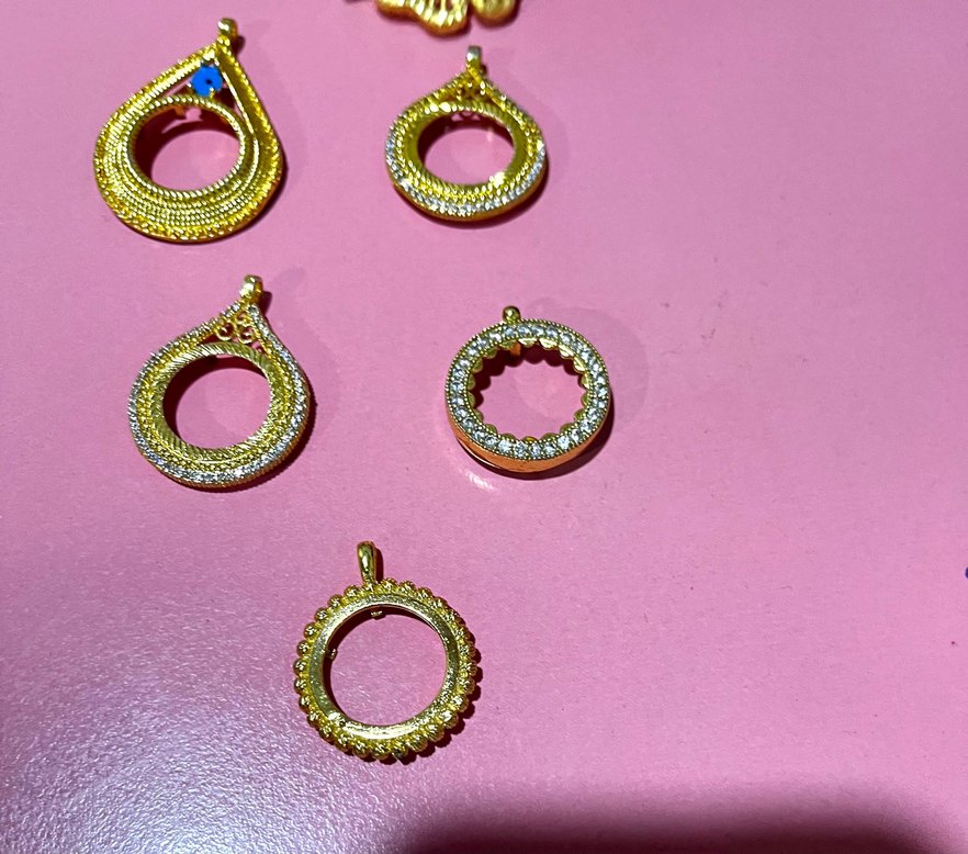 5 li fiyattır. Altın Renkli Payetli Kadın Kolye Uçları - Görsel 2