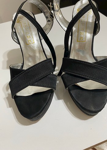 Siyah Parlak Tokalı Stiletto Topuklu Kadın Ayakkabı