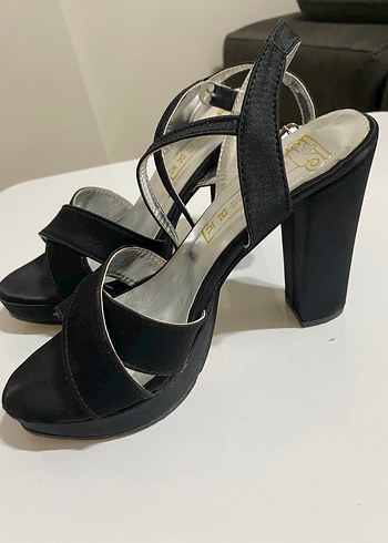 36 Beden Siyah Parlak Tokalı Stiletto Topuklu Kadın Ayakkabı