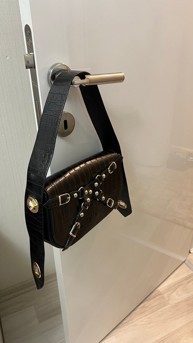 Siyah Yılan Derisi Desenli Deri Tokalı Çanta - Görsel 5