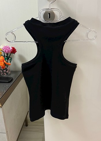 Siyah Yüksek Yakalı Kolsuz Crop Top - Görsel 3