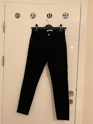 Mavi jeans siyah