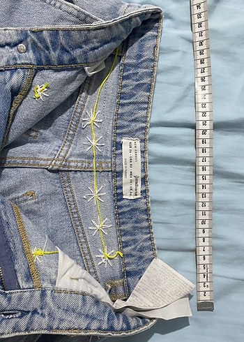 Nakışlı Düğmeli Mini Mavi Kadın Kot Şort - Görsel 3