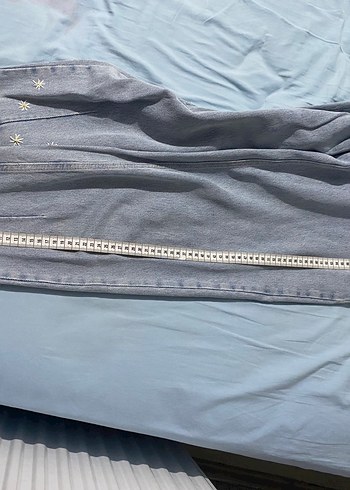 Nakışlı Düğmeli Mini Mavi Kadın Kot Şort - Görsel 5