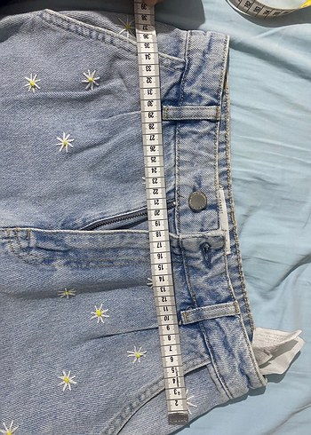 Nakışlı Düğmeli Mini Mavi Kadın Kot Şort - Görsel 7