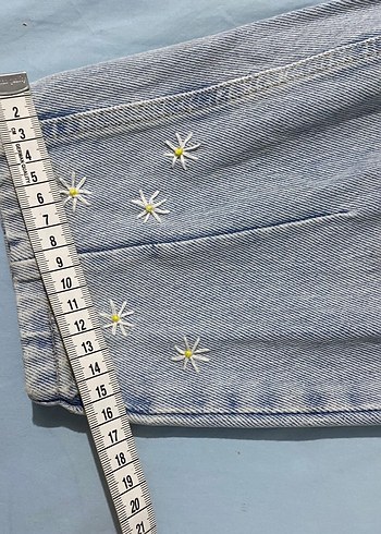 Nakışlı Düğmeli Mini Mavi Kadın Kot Şort - Görsel 4