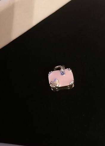 Pandora pembe valiz charm