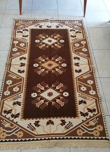 Kahverengi kilim 