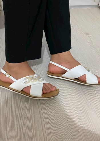 37 Beden Kadın Beyaz Minimalist Tokalı Terlik / sandalet