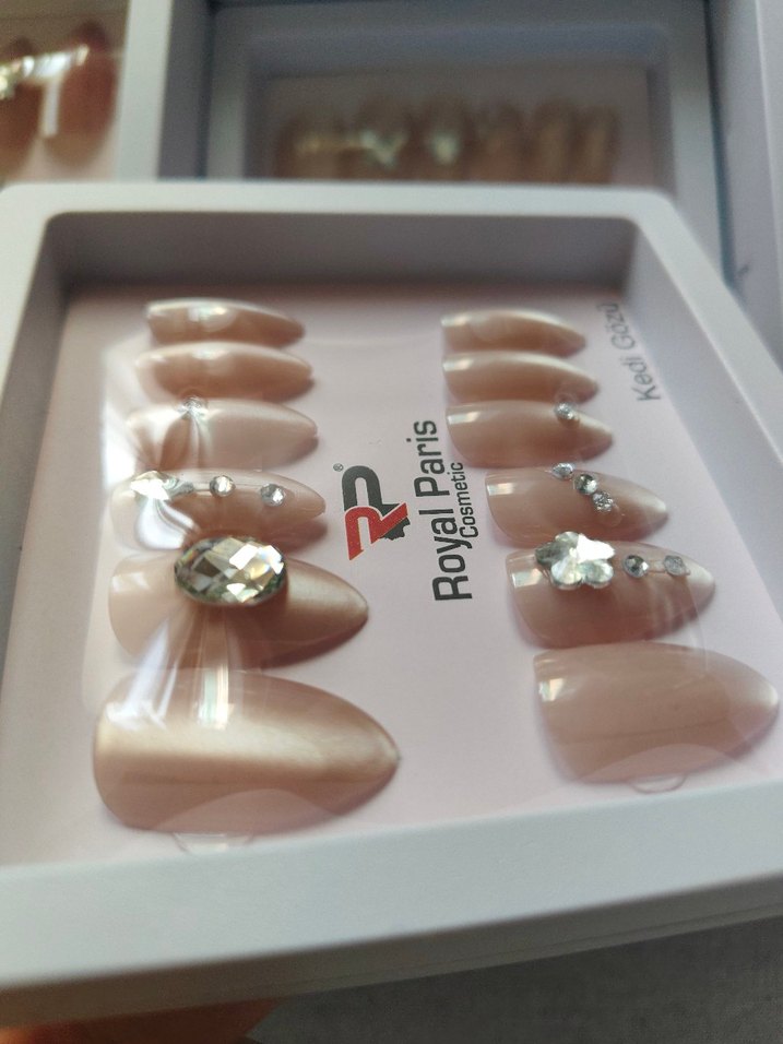 Royal Paris kedi gözü Bej Işıltılı  takma Tırnak Süslemeleri - Görsel 2