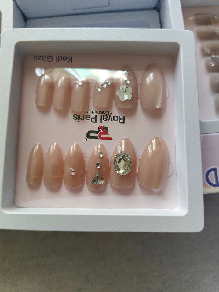 Royal Paris kedi gözü Bej Işıltılı  takma Tırnak Süslemeleri - Görsel 4