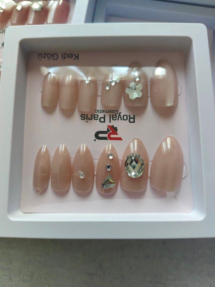 Royal Paris kedi gözü Bej Işıltılı  takma Tırnak Süslemeleri - Görsel 3