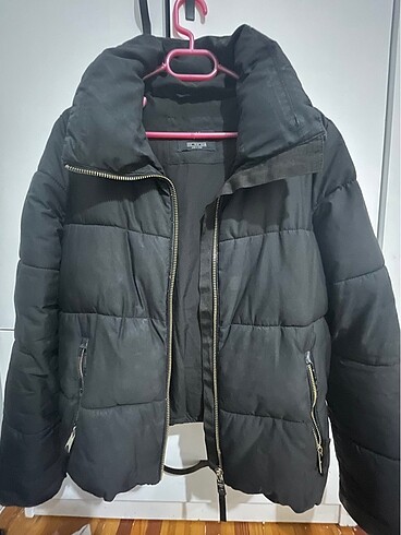 Bershka BERSHKA siyah şişme mont çıkarılabilir kürkü mevcut
