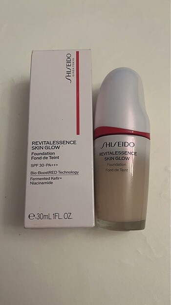  Beden shiseido revitalessence skin glow fondoten