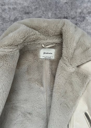 m Beden beyaz Renk Stradivarius Kürk Detaylı Beyaz Kadın mont