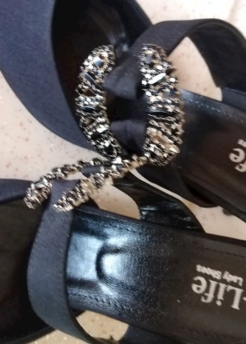 Zincir Detaylı Siyah Yılan Desenli Topuklu Ayakkabı - Görsel 2