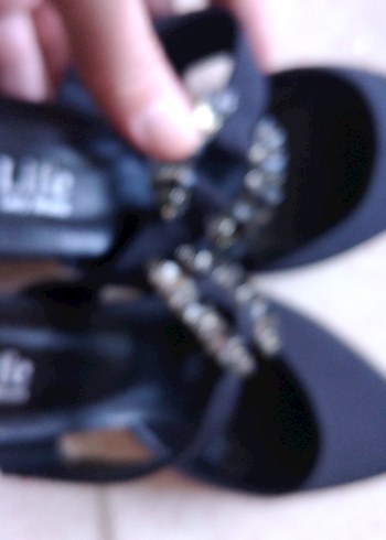 Zincir Detaylı Siyah Yılan Desenli Topuklu Ayakkabı - Görsel 3