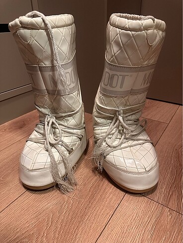 Beyaz moon boot
