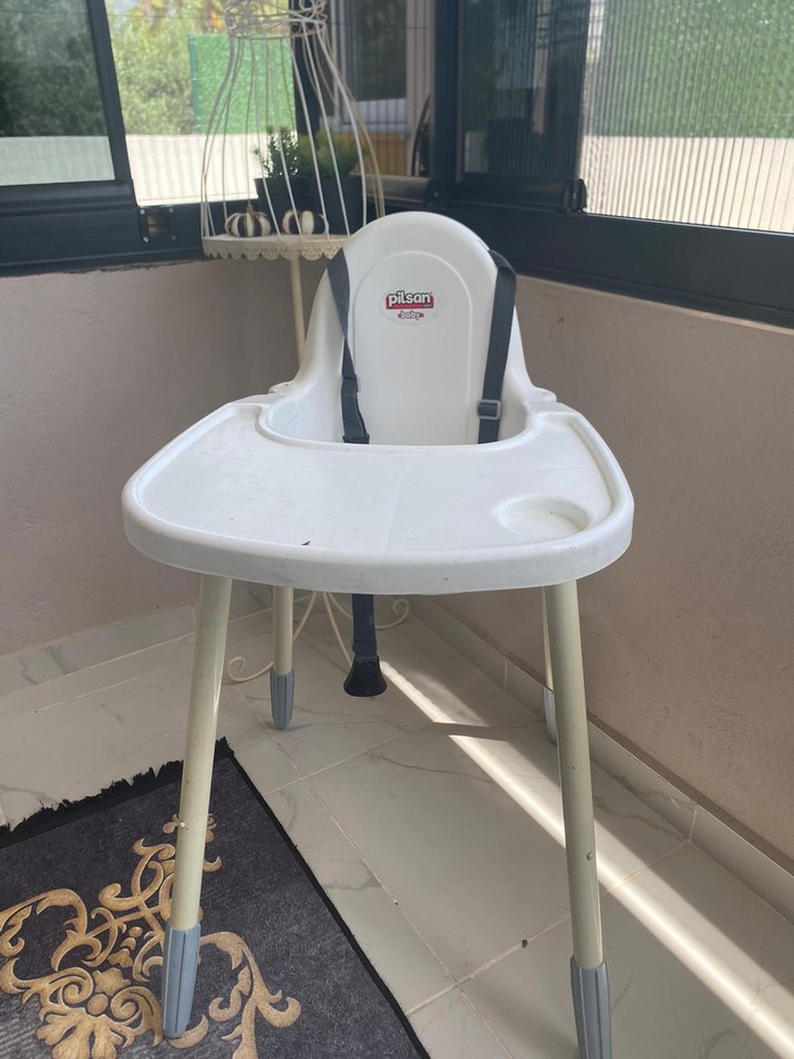 Beyaz ve Gri Bebek Mama Sandalyesi - Görsel 2