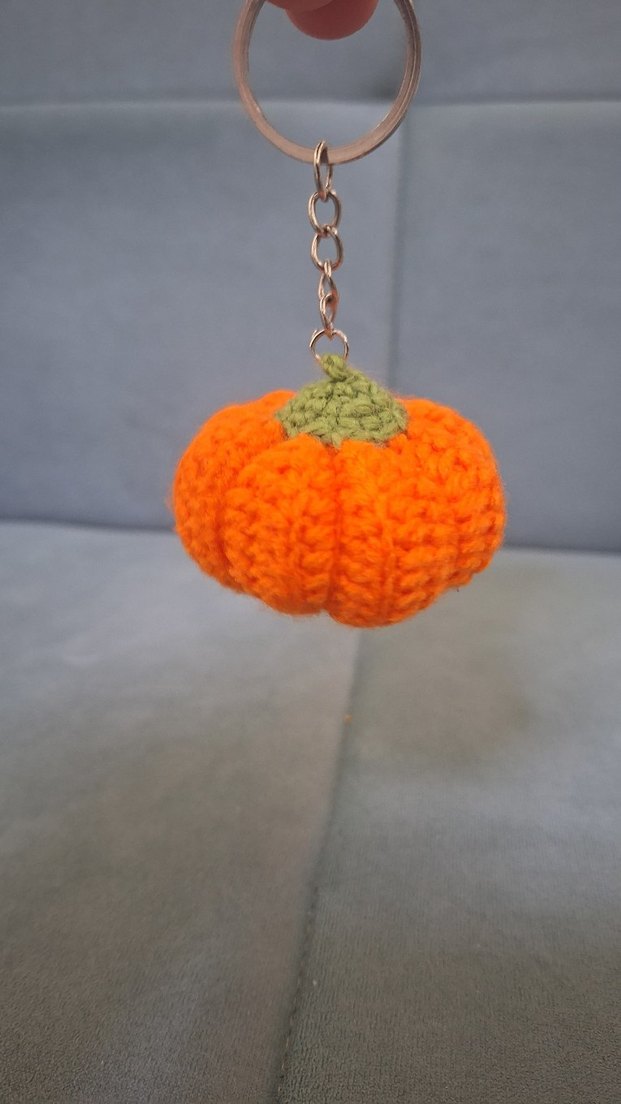 Turuncu Örgü Kabak Anahtarlık el emegidir - Görsel 2