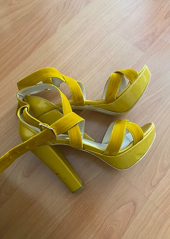 38 Beden Sarı Stiletto Kemerli Kadın Ayakkabı