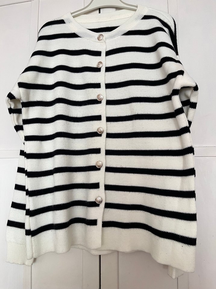 Düğmeli Siyah-Beyaz Çizgili Kadın Hırka,boy 60cm,kol altı50-52cm - Görsel 2