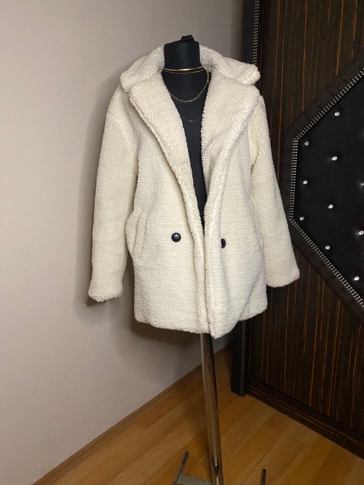 Düğmeli Beyaz Kadın Panço Kaban - Görsel 3