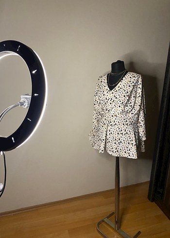 Bağlamalı V Yaka Desenli Bluz - Görsel 2