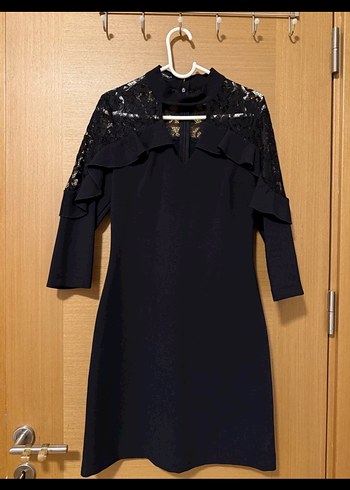 Dantelli ve Fırfırlı Siyah Midi Elbise - Görsel 3