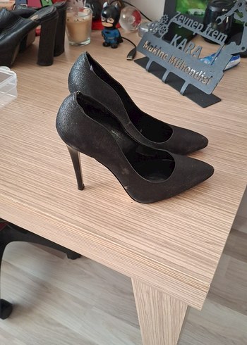 Tergan Tergan Siyah Parlak Yılan Desenli Stiletto