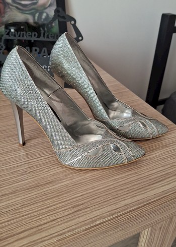 Diger Gri Simli Yılan Desenli Stiletto