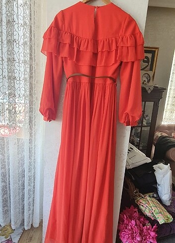Zara Şahane bir elbise RENK MERCAN RENGİDİR.