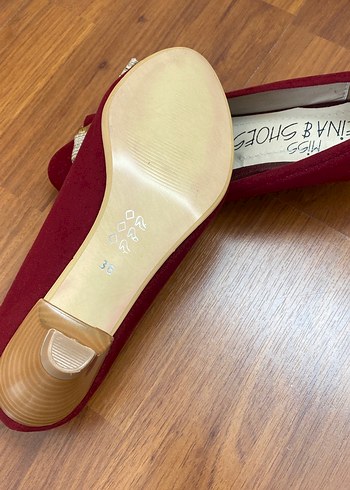 36 Beden Kırmızı Süet Tokalı Dolgu Topuklu Stiletto
