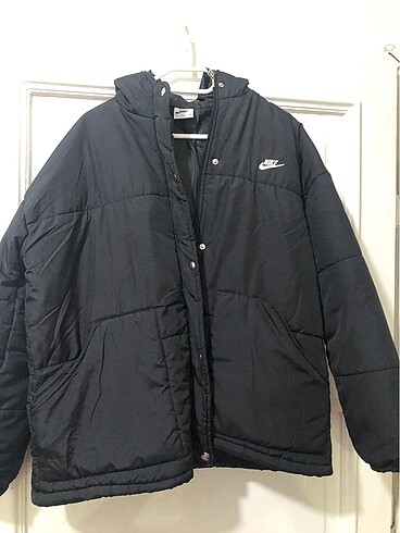 Siyah nike amblemli mont