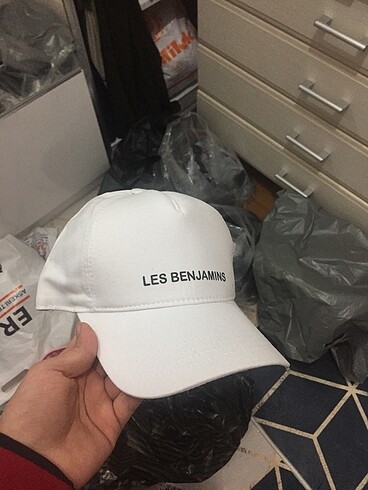 Les benjamins şapka