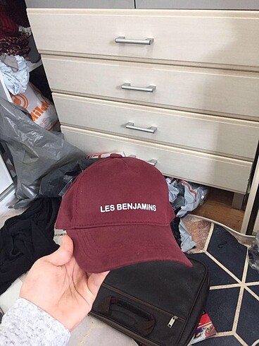 Les benjamins şapka