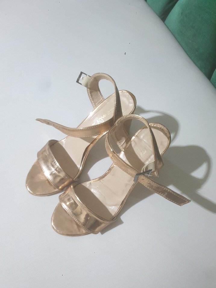 Altın Renkli Kısa Topuklu Kadın Sandalet - Görsel 2