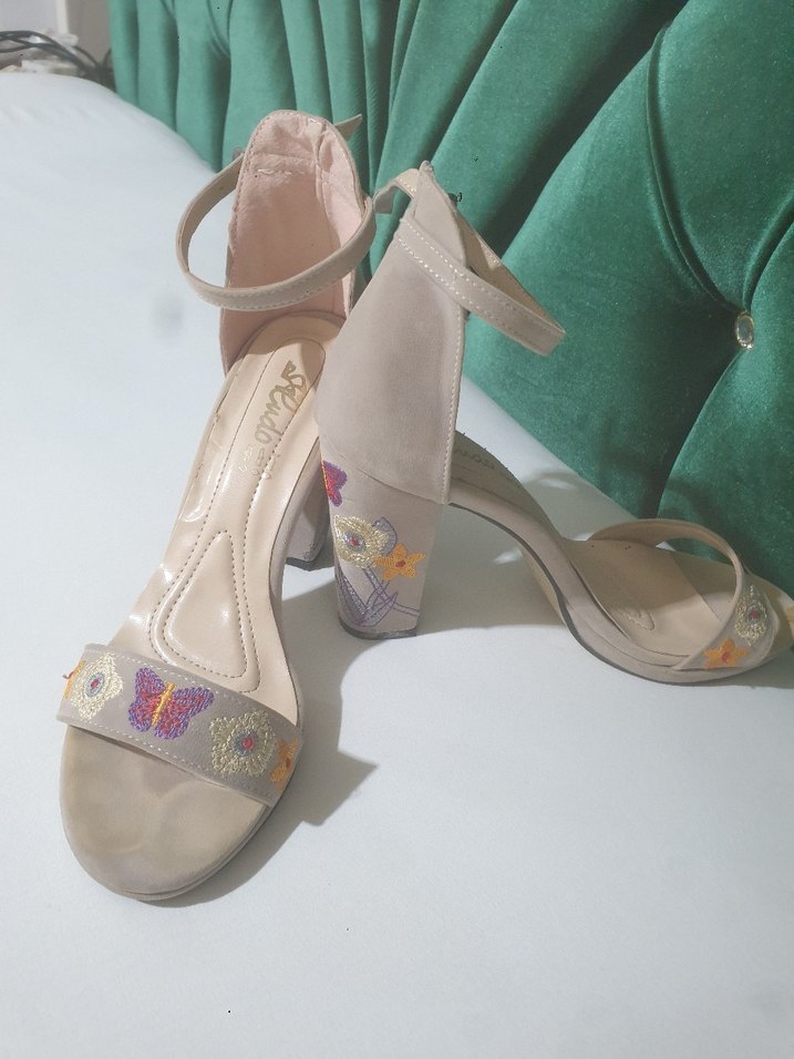 Bej Süet Çiçekli Bohem Topuklu Kadın Ayakkabı - Görsel 2