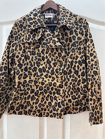 Leopar yağmurluk