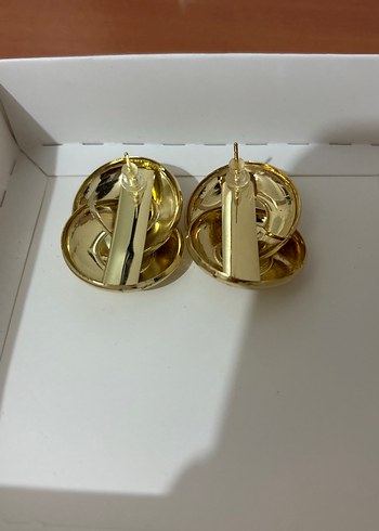 Altın Renkli Klasik Tokalı Küpeler - Görsel 2