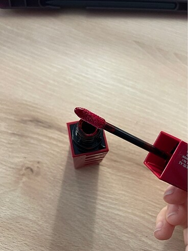 Beden maybelline vinyl ink