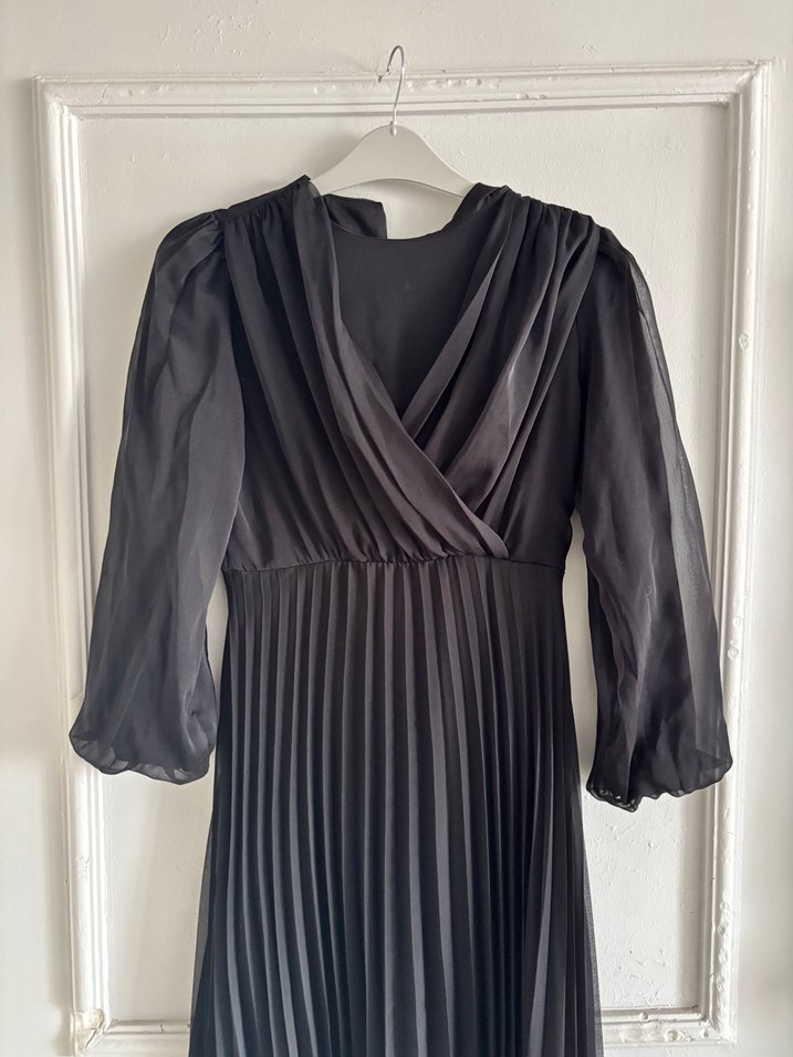 Uzun Siyah Piliseli Kadın Elbise - Görsel 2