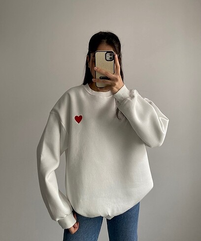 Kalp nakışlı beyaz oversize swearshırt