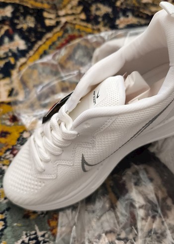Nike Beyaz Gri Baskılı Fermuarlı Spor Çanta