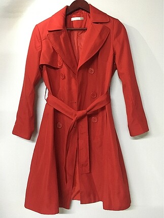 Kırmızı trençkot palto